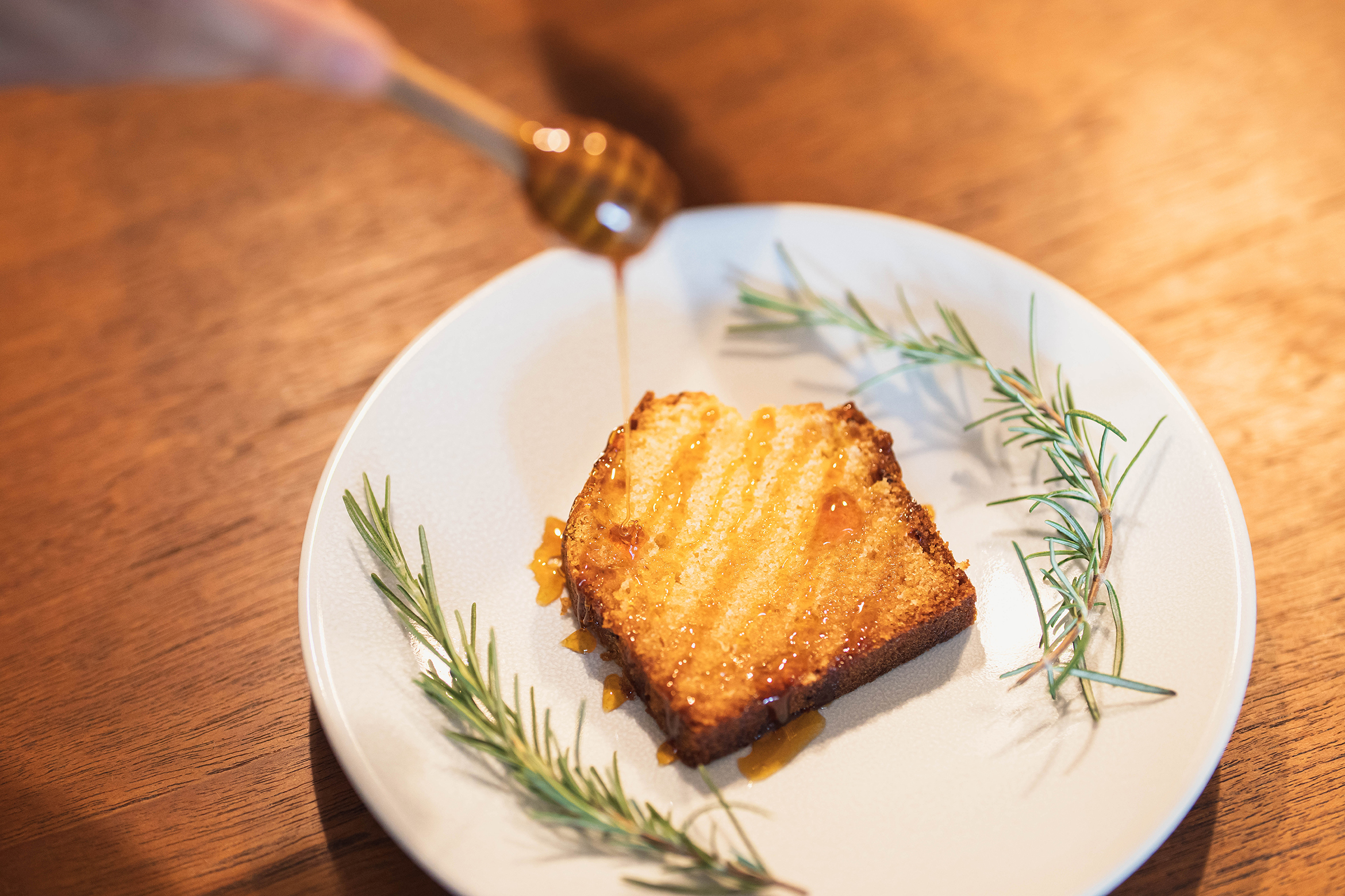 「【パルミジャーノ レッジャーノを使ったレシピ】米粉のガトー・ミエル パルミジャーノレッジャーノ風味 栗はちみつ添え」イメージ