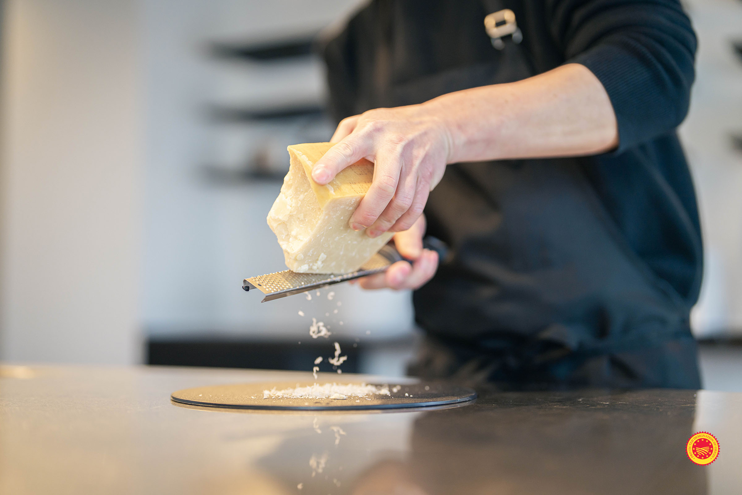 「パルミジャーノ レッジャーノの食べ方（切り方・削り方）」イメージ