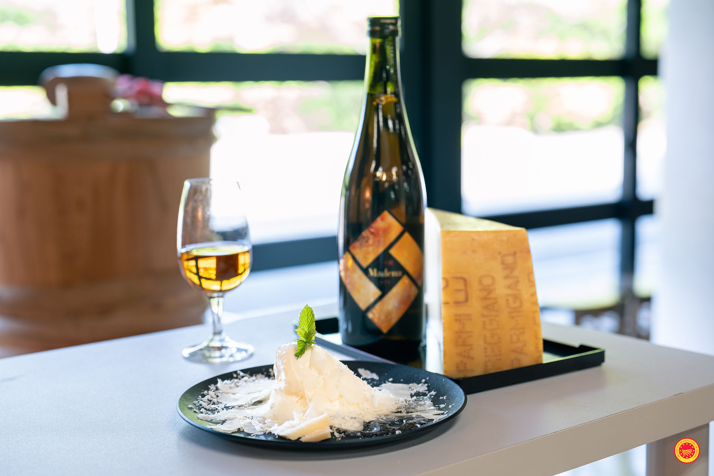 「【レシピ紹介】専門家が認めた最高峰のペアリング。パルミジャーノ・レッジャーノと日本酒Madena(マデナ)で作る、大人のデザート【動画解説】」イメージ
